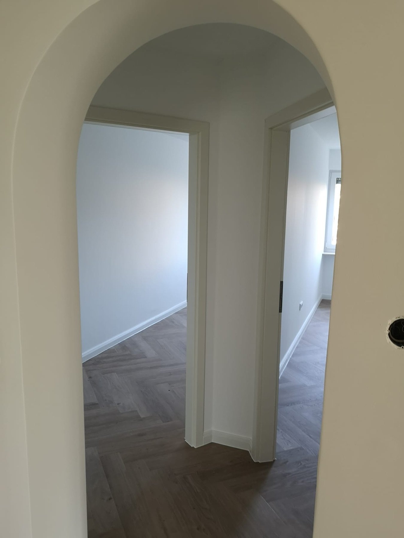 Küchen- & Innensanierung: Innenausbau mit Rundbogen
