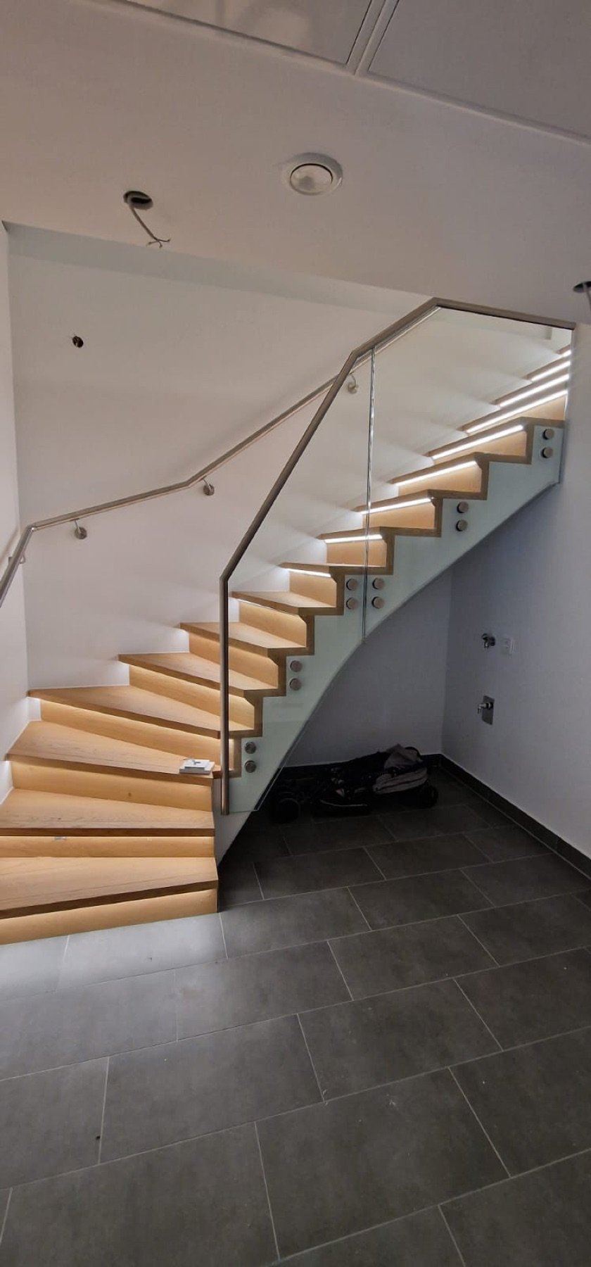 Massive Holz Treppen: Massivholztreppe mit Glasgeländer 1