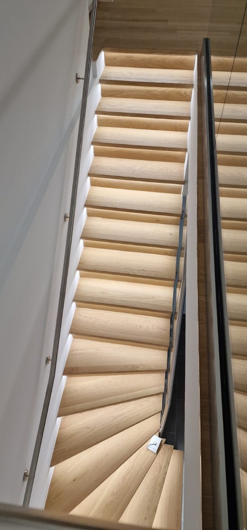Massive Holz Treppen: Massivholztreppe mit Glasgeländer 2
