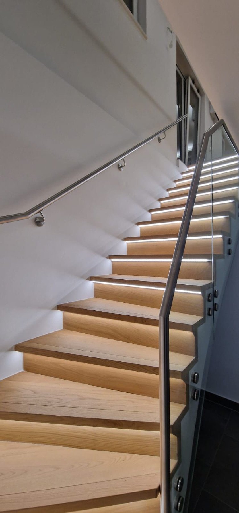 Massive Holz Treppen: Massivholztreppe mit Glasgeländer 3